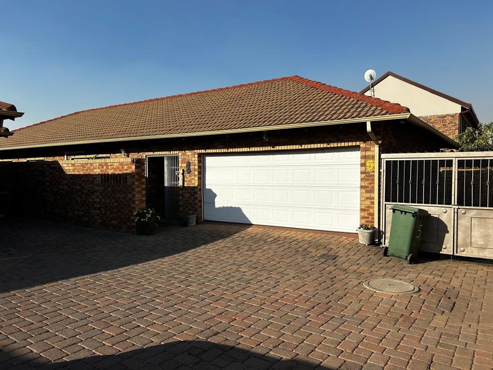 New Redruth Cluster For Sale 3 beds, garden, lapa, double garage, petfriendly. 2299200