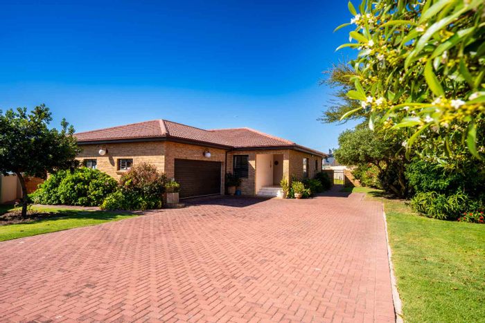 Myburgh Park Fase 2 House For Sale: 4 bedrooms, lagoon views, entertainment spaces.