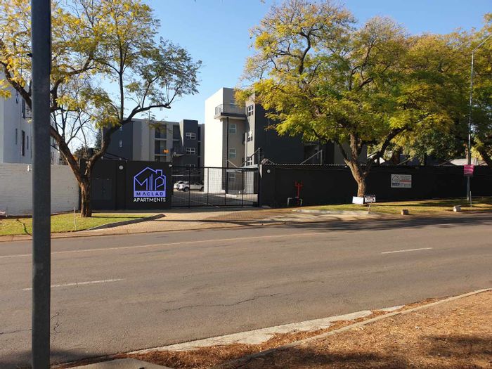 Brooklyn Apartment To Rent: 2 bedrooms, security features, communal garden, parking included.