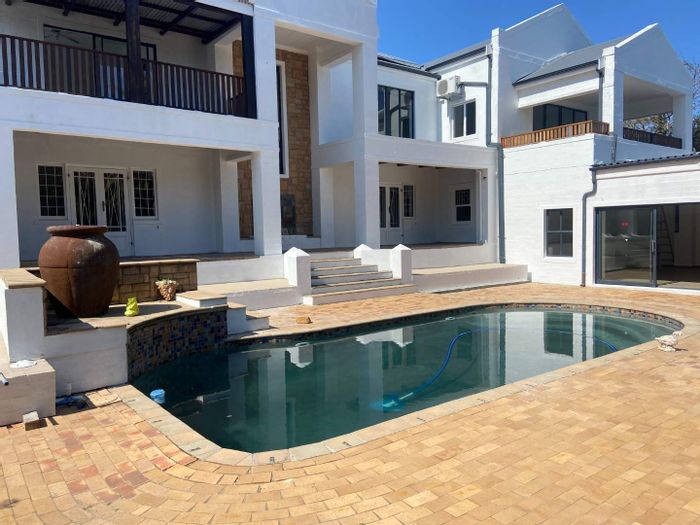 Noordhoek Central House To Rent: Pool, garden, garage, and solar features included.