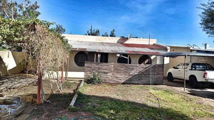 House for Sale in Usakos Central: 2 Bedrooms, fenced yard, outbuilding, shaded parking.