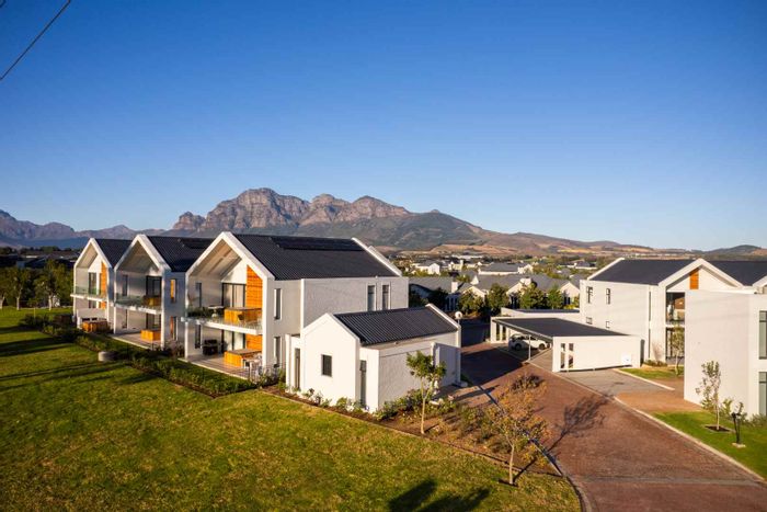 Apartment To Rent in Val De Vie Estate: 1 bed, gas fireplace, great amenities.