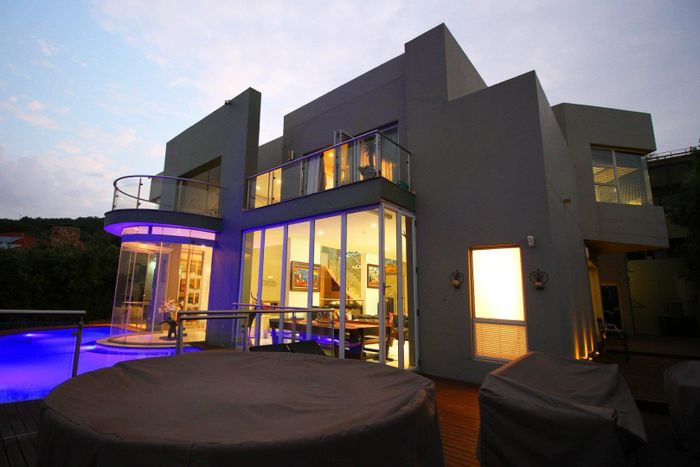 Featherbrooke Estate House For Sale: 5 en-suite bedrooms, entertainment areas, solar power.
