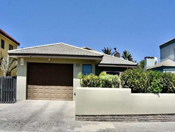 Vogelstrand House For Sale: 3 bedrooms, indoor BBQ, landscaped garden, security features.