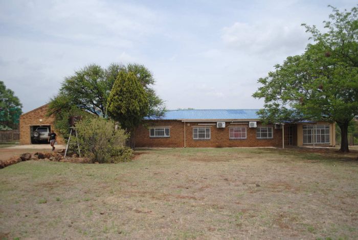 Helderstrome Small Holding For Sale: 5 hectares, river access, swimming pool, and more.
