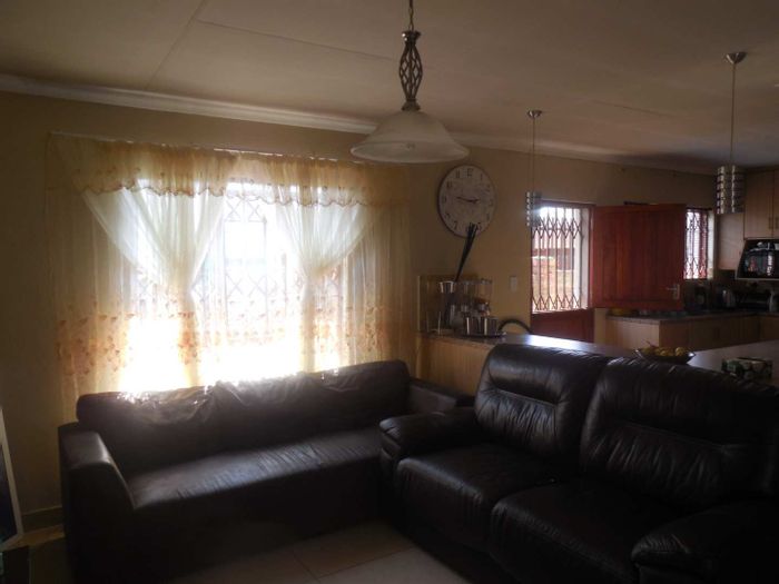 Eersterust House To Rent: 80% off-grid, open plan, full bathroom, available 01/12/2024.