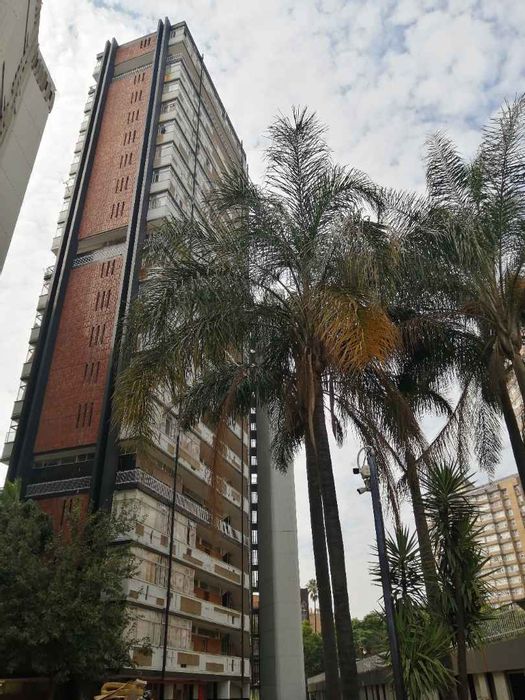 Charming 2-Bedroom Apartment for Sale in Sunnyside Complex