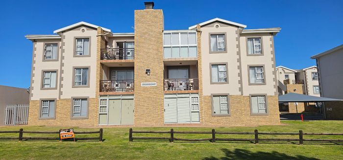 For Sale: Hartenbos Central Apartment, 3 beds, braai area, 500m to beach.