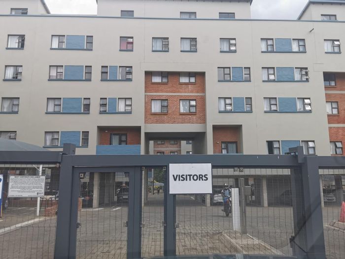 Ground floor apartment for sale in Die Hoewes with garden access and parking.