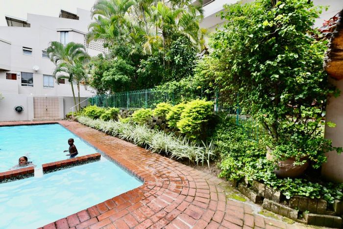 Furnished townhouse in Umhlanga Central to rent, 2 beds, pool, beach access.