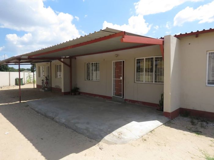 Rundu Central Apartment For Sale: 2 Bedrooms, secure parking, backyard, tight security.