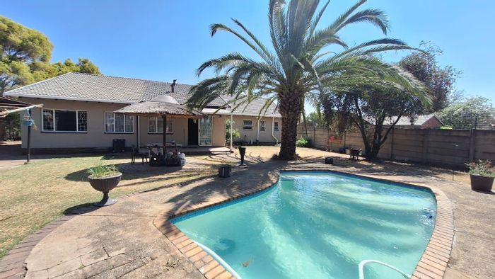 House For Sale in Mayberry Park: 4 Bedrooms, Pool, Office, Spacious Garden.