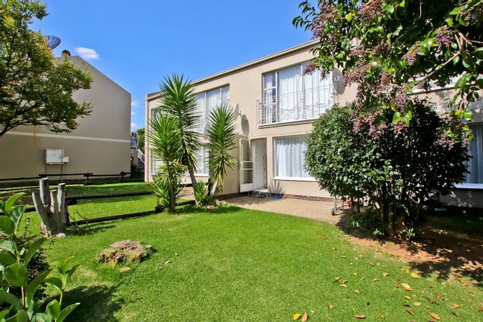 To Rent: Garden Townhouse in Bedford Gardens with pool, security, and prepaid electricity.