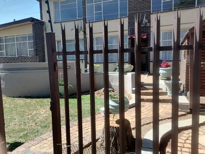 Townhouse for Sale in Kempton Park Ext 4: 3 beds, garden, security features.