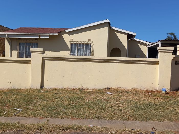 For Sale: House in Palm Ridge with 5 bedrooms, 4 bathrooms, and 3 cottages.