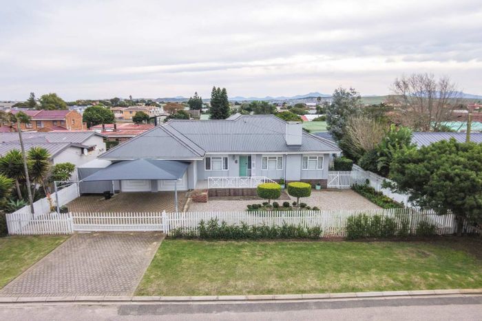 Charming 4-Bedroom Farm-Style House For Sale in Hartenbos Central, Near Beach and Amenities