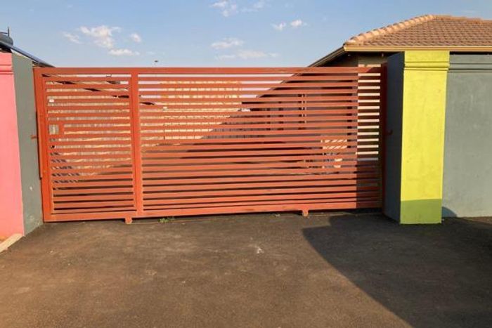 For Sale: House in Dawn Park with 4 Bedrooms, Study, and Open-Plan Living.