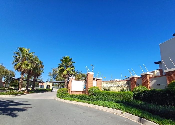 Douglasdale Apartment To Rent: 1 bed, garden, pool, tennis court, pet-friendly.