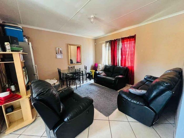 For Sale: Otjomuise Apartment with 2 Bedrooms, Open Plan Living, Near Shops.