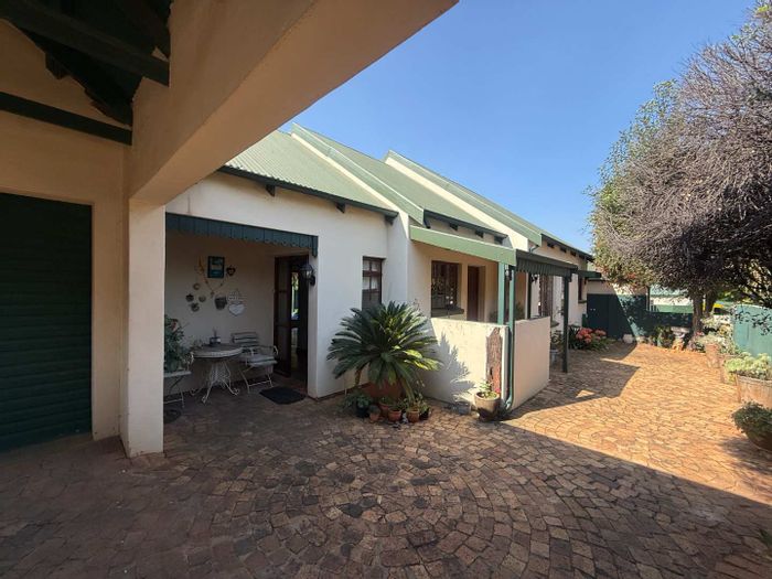 Property #2419346, Cluster Rental Monthly in Weltevreden Park Ext 1