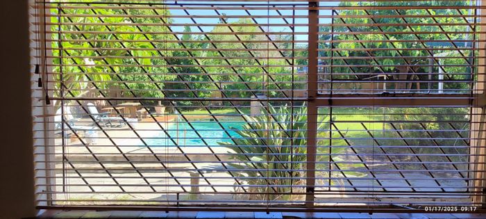 House in Soneike To Rent: Private room, pool access, shared amenities, convenient location.