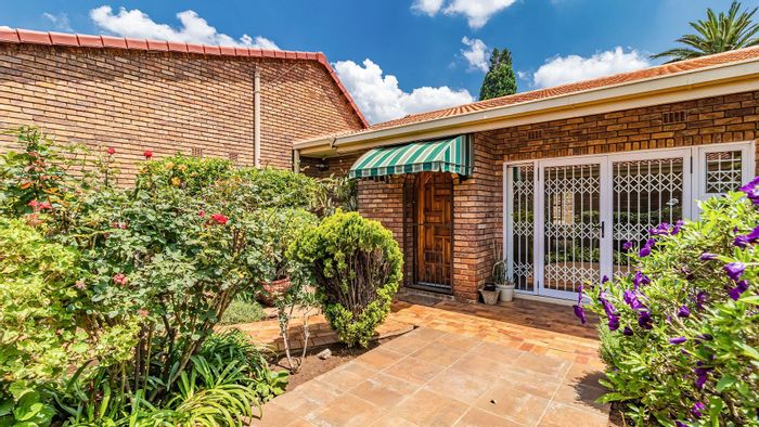 Lakefield Townhouse For Sale: 2 beds, double garage, pools, tennis court, secure living.