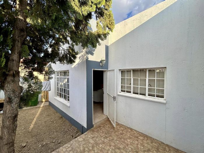 Rocky Crest House For Sale: 3 beds, garage, open plan, built-in braai.