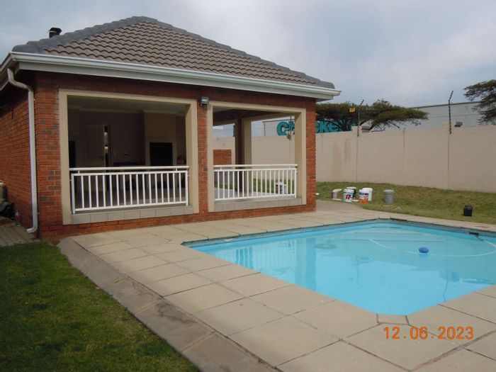 Property #2193239, Townhouse for sale in Bushwillow Park Estate