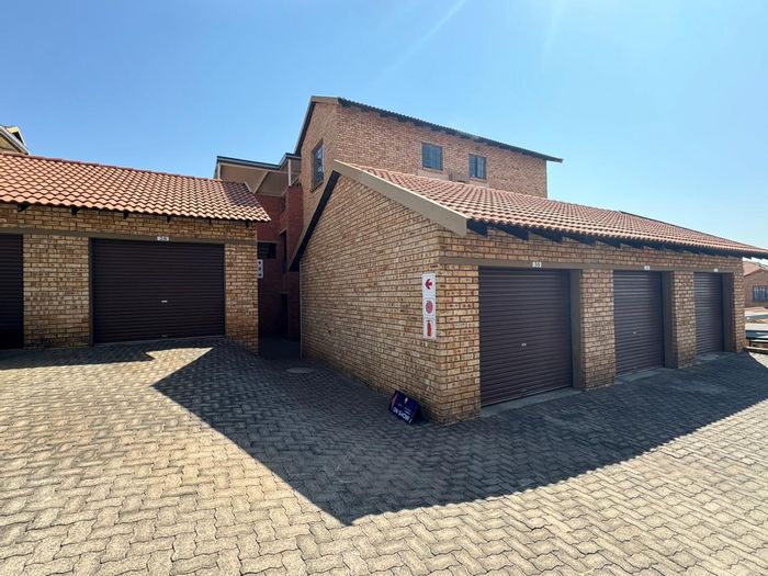 Meyersdal Townhouse For Sale: Spacious living, balcony, 24-hour security, garage.