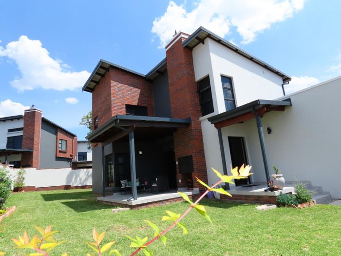 Maroeladal House For Sale: Spacious layout, pool, garden, and entertainment area.
