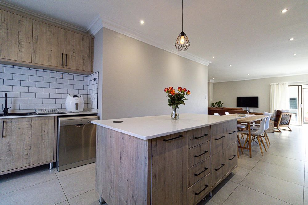 Kitchen with centre island