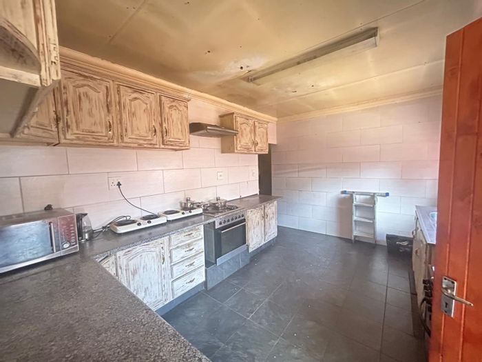 For Sale: 4-Bedroom House in Elsburg with spacious yard and secure parking.