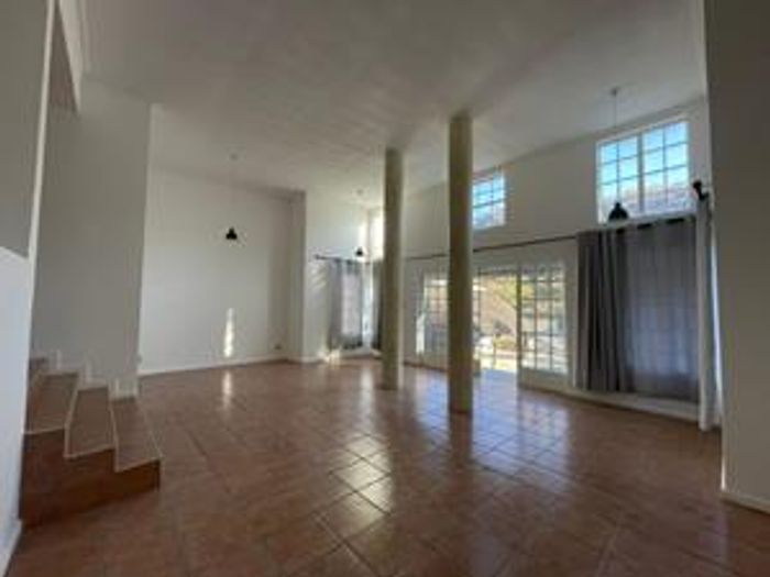 Ludwigsdorf House To Rent: 5 beds, pool, bar, study, 3 garages. N$35,000.