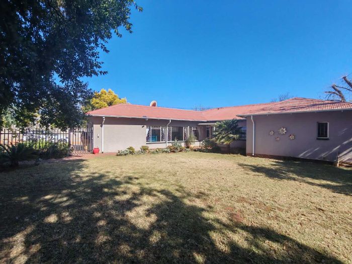 Clubview House For Sale: 3 Bedrooms, pool, bachelor flat, large stand.