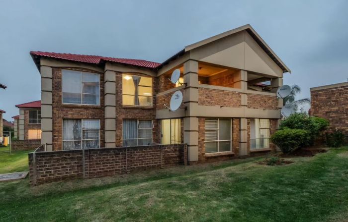 Townhouse for Sale in Liefde En Vrede: 2 beds, pool access, secure living.
