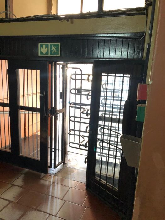 Hillbrow Apartment To Rent: 24-hour security, near schools, transport, and healthcare.