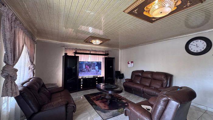 Galeshewe House For Sale: 3 bedrooms, spacious living areas, secure parking options.