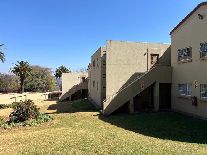For Sale: Apartment in Rembrandt Park with pool, parking, and secure access.