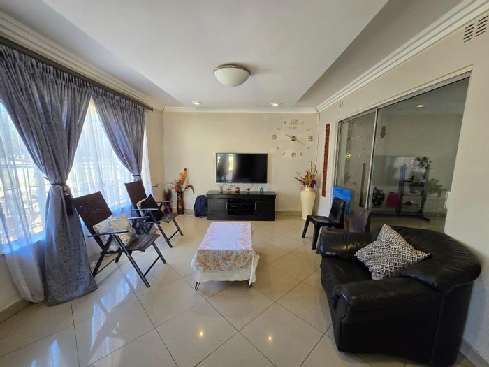 For Sale: House in Glenvista Ext 6 with 4 beds, pool, double garage.