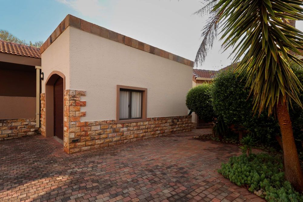 Single garage and visitor's parking