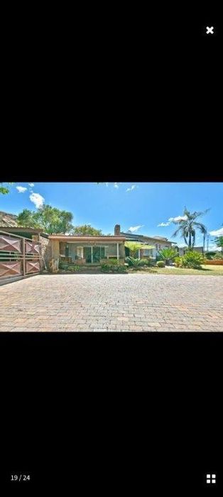 For Sale: House in Mondeor with pool, study, and ample parking.