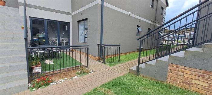 Townhouse For Sale in Norton Park: 2 bedrooms, private garden, security features.