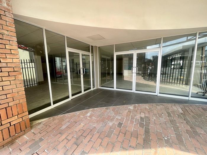 Essenwood Office To Rent: 587m² flexible space with prime location and parking options.