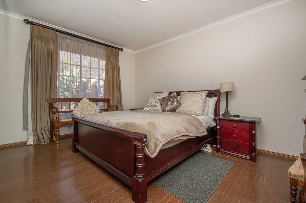 Spacious, sunny lounge 