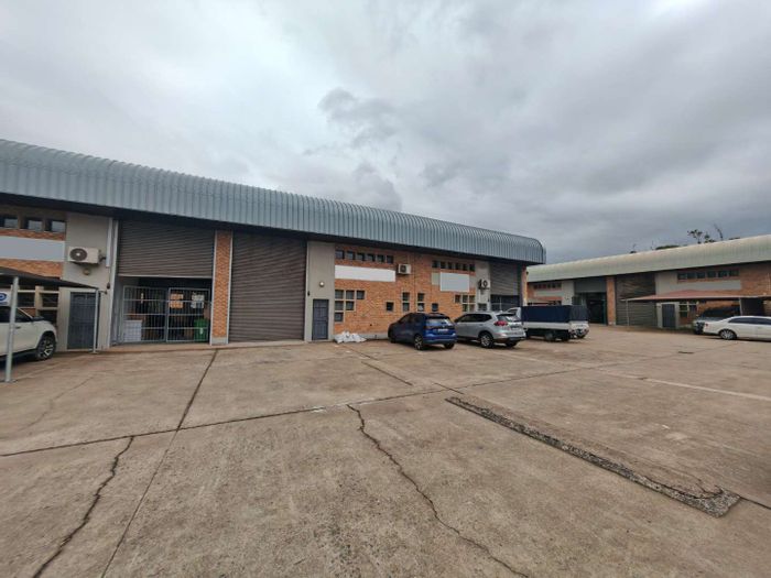 Industrial mini-factory in Briardene, 285m², secure complex, 24-hour security. To Rent.