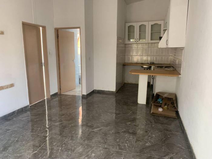 Ridgeway Townhouse For Sale: 3 Bedrooms, 24-hour security, near shopping and schools.