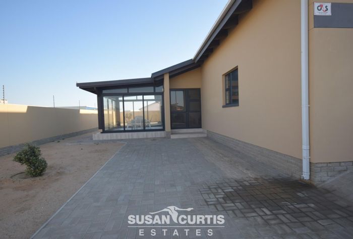 Kramersdorf House For Sale: 3 en-suite bedrooms, 4 garages, BBQ area, security features.