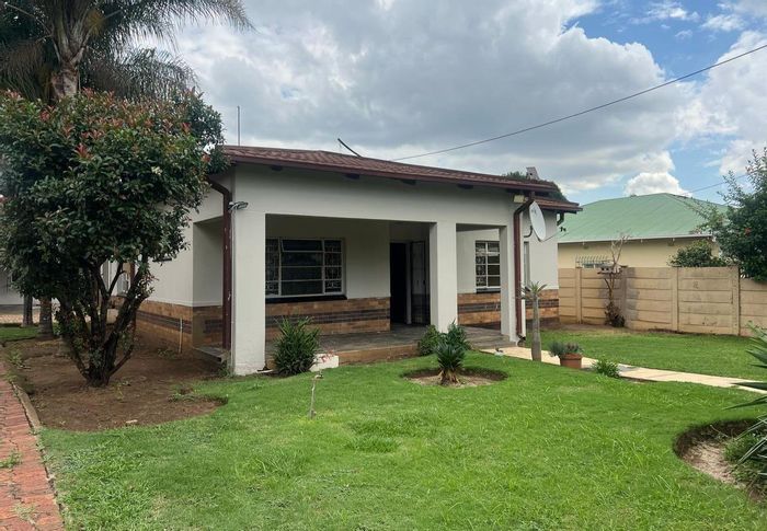 Gezina House For Sale: 3 bedrooms, flatlet, spacious living area, large yard.