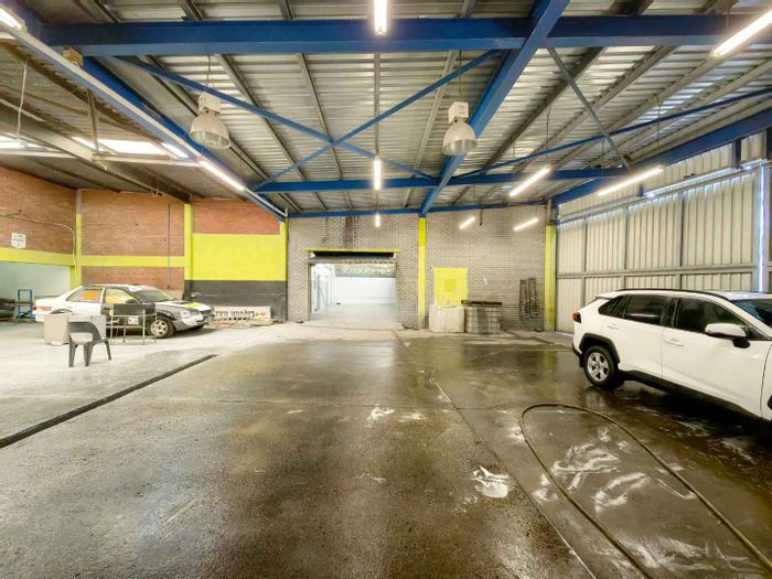 Industrial space to rent in Lansdowne with office, workshop, and parking access.