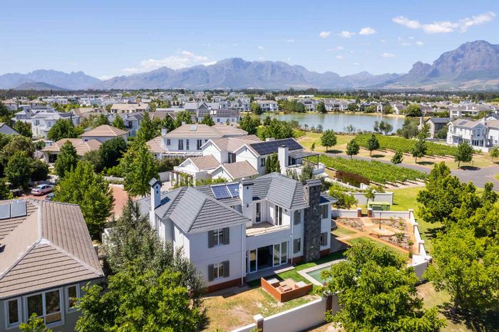 For Sale: House in Val De Vie Estate with pool, braai room, and mountain views.